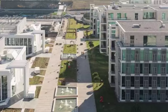 Teknopark İstanbul web sitesi projesini anlatan liste görseli, fotoğrafta Teknopark İstanbul un kampüsünden, bina ve çevre düzenlemesinin gözüktüğü bir sahne bulunmaktadır.