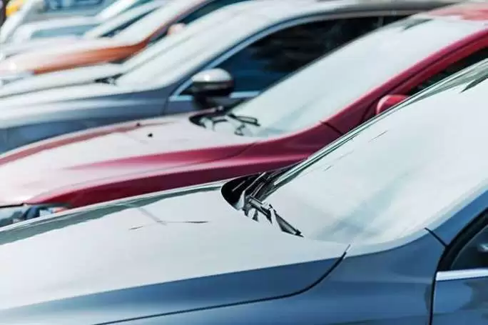 Oto Cam Asistans web sitesi projesini anlatan liste görseli, fotoğrafta yan yana duran binek araçlar, kadrajda bir kısmı gözükecek biçimde yan profilden gözükmektedir. 