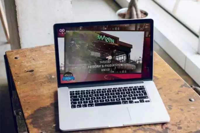 İnce Fikirler by Özer Özyön web sitesi projesini anlatan liste görseli, fotoğrafta yeşil arka plan ve çeşitli araçların bulunduğu Özer Özyön'e ait fotoğraf stüdyosu gözükmektedir. 