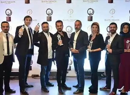 MediaClick'in Altın Örümcek'ten 3 ödül birden aldığı ödül gecesinden bir kare... Fotoğrafta MediaClick ekibi ve NG Kütahya Seramik yöneticileri ellerinde ödülle poz veriyor.