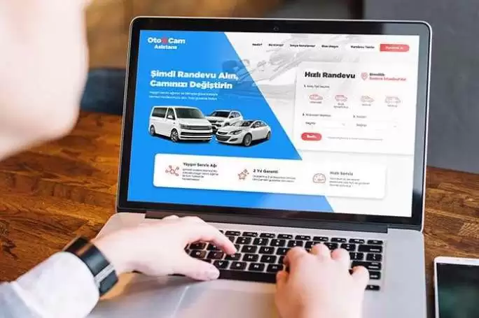 Oto Cam Asistans web sitesi projesini anlatan liste görseli, fotoğrafta yan yana duran binek araçlar, kadrajda bir kısmı gözükecek biçimde yan profilden gözükmektedir. 