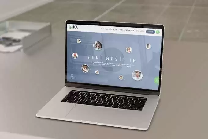 İnka IK web sitesi projesini anlatan liste görseli, fotoğrafta toplantı odasında 6 kişi ve bir kadın tahta önünde toplantı odasında bulunan kişilere sunum yapmaktadır.