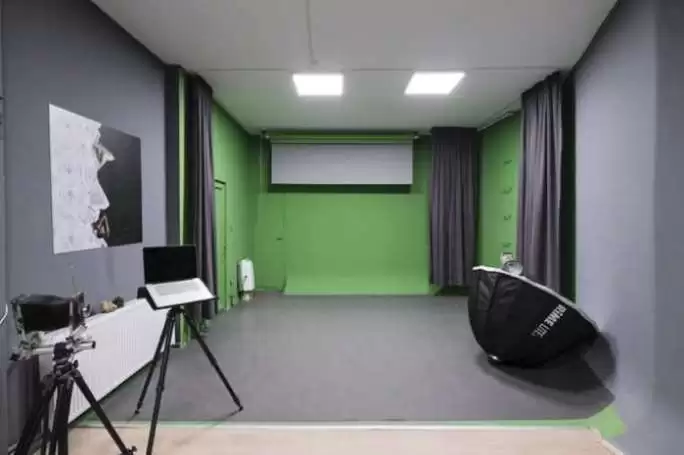 İnce Fikirler by Özer Özyön web sitesi projesini anlatan liste görseli, fotoğrafta yeşil arka plan ve çeşitli araçların bulunduğu Özer Özyön'e ait fotoğraf stüdyosu gözükmektedir. 