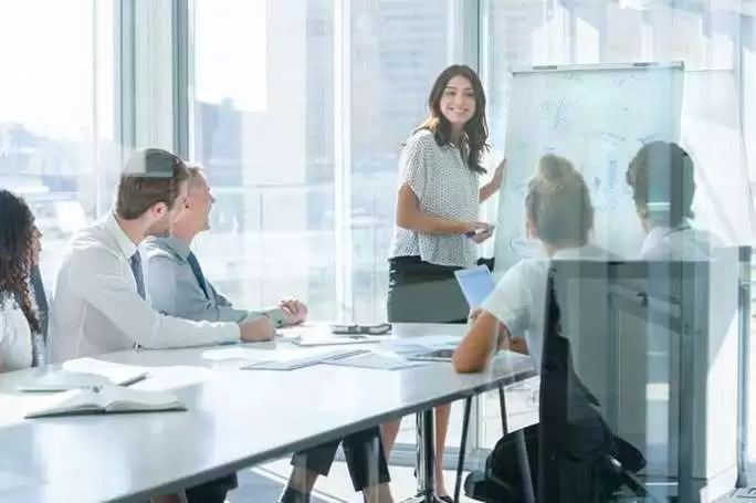 İnka IK web sitesi projesini anlatan liste görseli, fotoğrafta toplantı odasında 6 kişi ve bir kadın tahta önünde toplantı odasında bulunan kişilere sunum yapmaktadır.