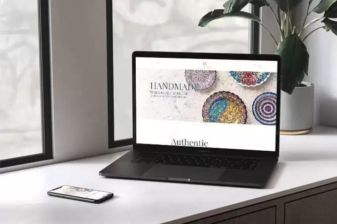 Kafthan kurum kimliği çalışması projesini anlatan liste görseli, fotoğrafta üzerinde renkli desenler bulunan otantik seramik kaseler bulunmaktadır.