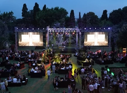 MediaClickîn aldıı ödülü anlatan, Campaign Türkiye ödül gecesinden bir görüntü.