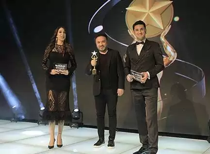 MediaClick'in yılın en iyi web tasarım ajansı ödülünü almak üzere sahneye çıkan Volkan İnanç, sunucu Ece Gürsel den ödülünü alıyor.