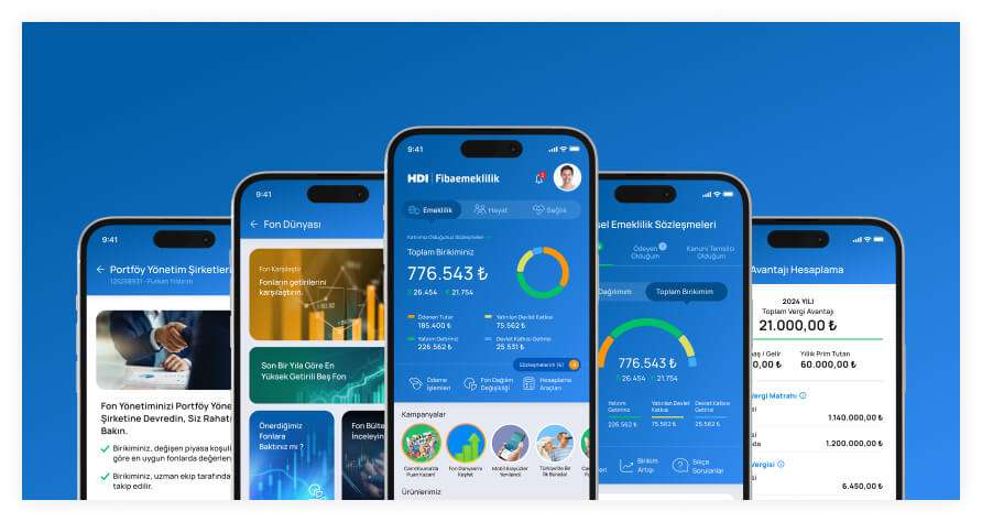 beyaz kumların olduğu bir kumsalda yürüyen anne ve çocuğa kamera arkalarından bakıyor