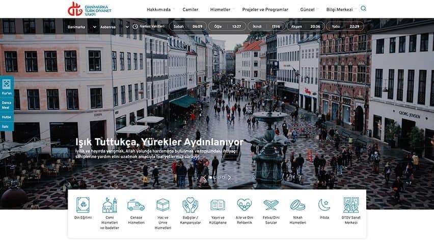 Danimarka Türk Diyanet Vakfı web sitesi projesini anlatan liste görseli, fotoğrafta Danimarka da bir meydan ve meydanda bir çok insanın dolaştığı görülmektedir.
