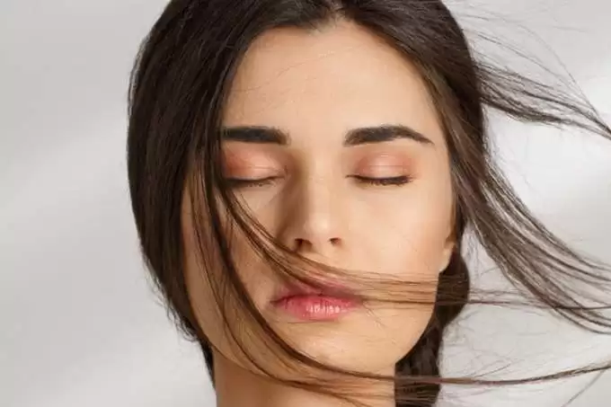 Epicure web sitesi projesini anlatan liste görseli, fotoğrafta gözleri kapalı bir kadın yakın çekim yüzü kadrajda olacak şekilde görülmektedir.