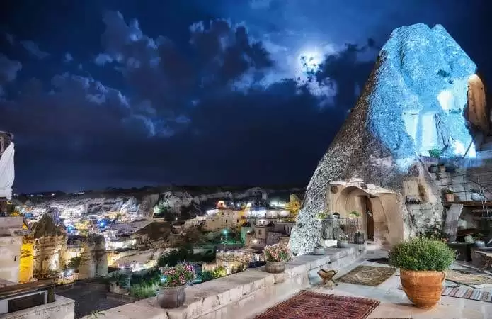 Kelebek Cave Hotel web sitesi projesini anlatan liste görseli, fotoğrafta Kelebek Hotel web sitesi bir dizüstü bilgisayarda açık vaziyette gözükmektedir.