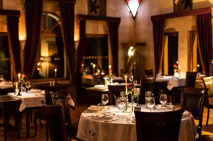 Lil-a web sitesi banner görseli, çok lüks bir restourant dan görünüm