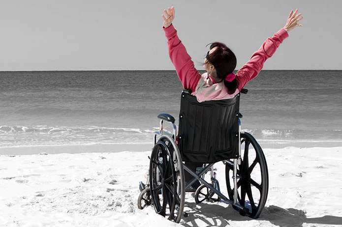Bedensel Engelliler Derneği web sitesi projesini anlatan liste görseli, fotoğrafta tekerlekli sandalyeye oturmuş bir kadın ellerini havaya kaldırmış gökyüzüne bakmaktadır.