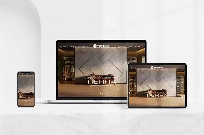 Yurtbay Seramik web sitesi projesini anlatan proje detay görseli, Görsel Yurtbay Seramik'e ait ürünle kaplanmış duvara sahip bir şirket bekleme alanını göstermektedir.