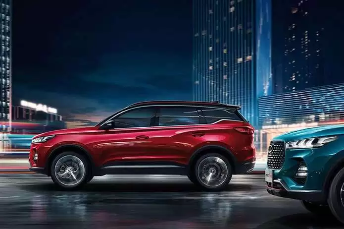 Chery Türkiye web sitesi projesini anlatan proje detay görseli, kırmızı ve yeşil renkli Chery SUV araçlara ait yan profilden bir fotoğraf kullanılmıştır.