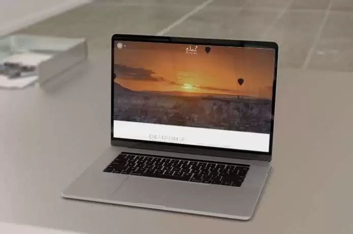 Kelebek Cave Hotel web sitesi projesini anlatan liste görseli, fotoğrafta Kelebek Hotel web sitesi bir dizüstü bilgisayarda açık vaziyette gözükmektedir.