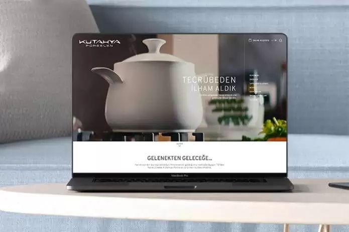 Kütahya Porselen web sitesi projesini anlatan proje detay görseli, Fotoğrafta kütahya porselen ait bir yemek takımının masa üzerinde yakın çekim fotoğrafı bulunuyor.