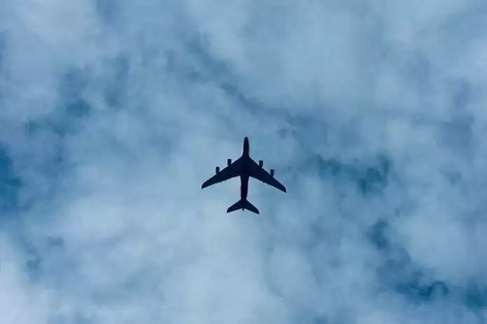 Abu Dhabi Airport hotspot UX projesini anlatan liste görseli, fotoğrafta havada uçan bir yolcu uçağı gözükmektedir.