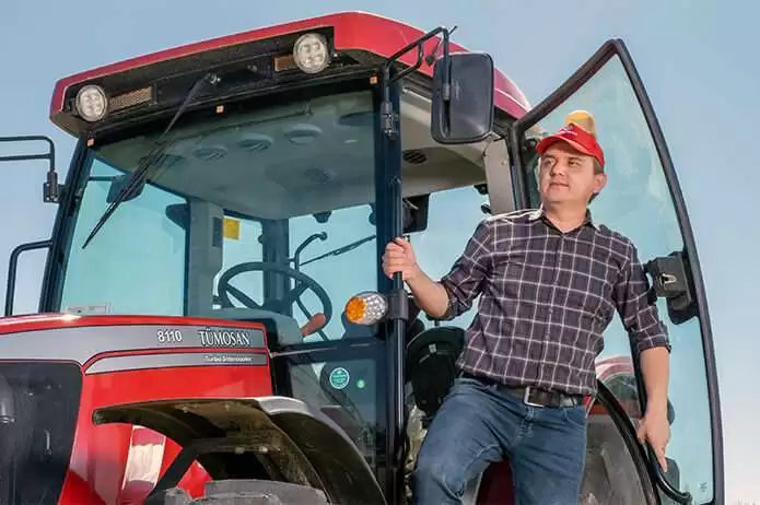 Tümosan web sitesi projesini anlatan liste görseli, fotoğrafta kırmızı renkli Tümosan traktörün kabininden sarkan bir çiftçinin fotoğrafı bulunmaktadır.