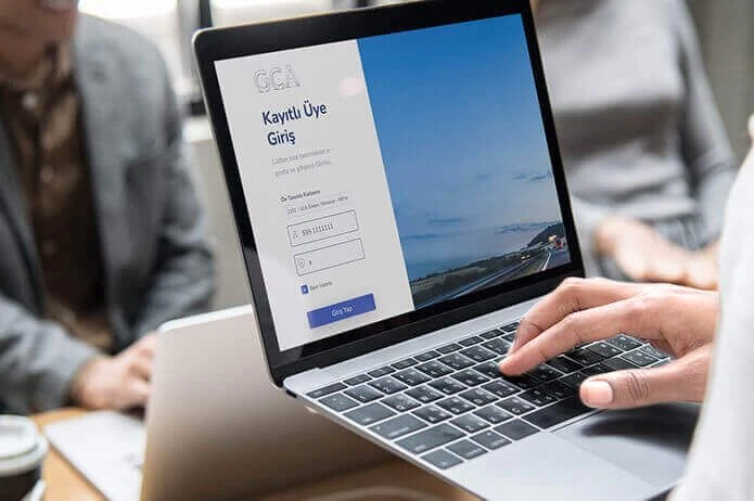 GCA Cam Tedarikçi Sistemi yazılım projesini anlatan proje liste görseli, görselde bir otoyolda seyahat eden tırlar vardır.