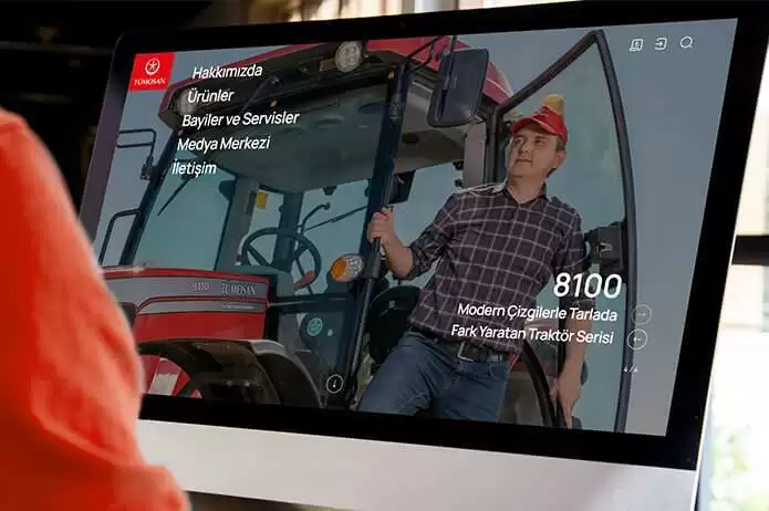 Tümosan web sitesi projesini anlatan liste görseli, fotoğrafta kırmızı renkli Tümosan traktörün kabininden sarkan bir çiftçinin fotoğrafı bulunmaktadır.