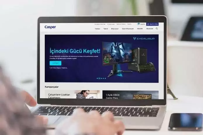 Casper Bilgisayar web sitesi projesini anlatan proje detay görseli, fotoğrafta Casper genel merkezi olan cam bir plaza görüntüsüne yer verilmiştir.