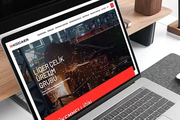 Kafasında baret bulunan Kocaer çalışının fotoğrafı 