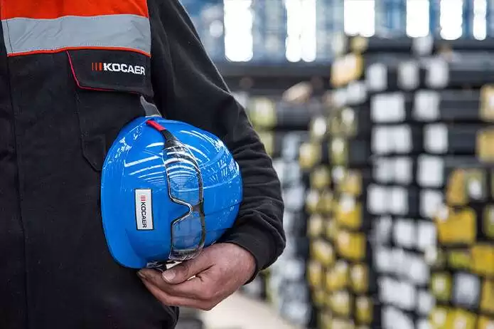 Kafasında baret bulunan Kocaer çalışının fotoğrafı 