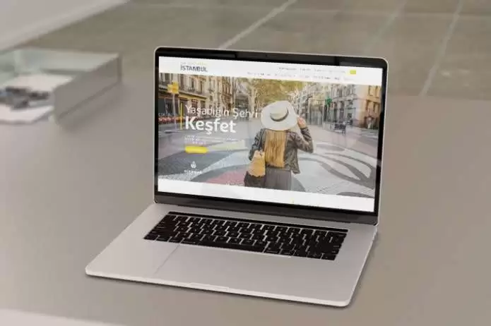 İstanbul Büyükşehir Belediyesi  Akıllı Şehirler web sitesi projesini anlatan liste görseli, fotoğrafta İstanbul sokaklarında da dolaşan bir elinde çantası ve fötr şapkalı kadın vardır.