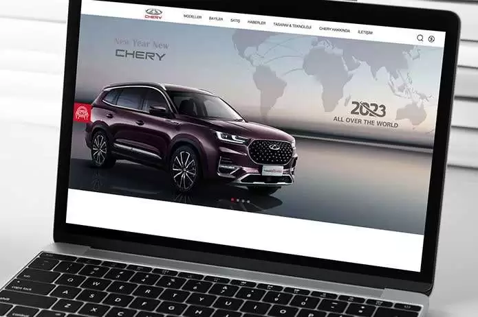 Chery Türkiye web sitesi projesini anlatan proje detay görseli, kırmızı ve yeşil renkli Chery SUV araçlara ait yan profilden bir fotoğraf kullanılmıştır.