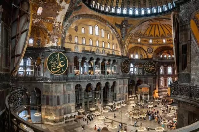 Matiana web sitesi projesini anlatan liste görseli, fotoğrafta Ayasofya Camii'nin içerisinden geniş açı perspektifle çekilmiş bir fotoğraf bulunmaktadır.