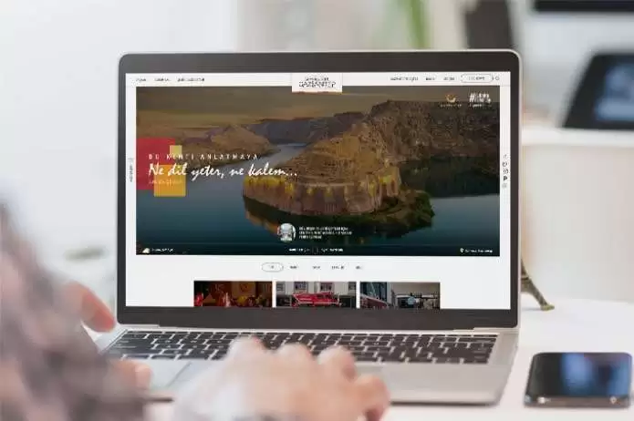 Gaziantep Büyükşehir Belediyesi web sitesi projesini anlatan proje detay görseli, fotoğrafta Gaziantep Halfeti den bir göl manzarası bulunmaktadır..