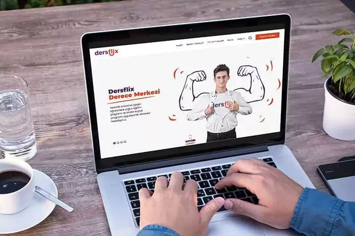 YKS sınavına hazırlanan öğrenciler bir masa etrafında ders çalışıyorlar