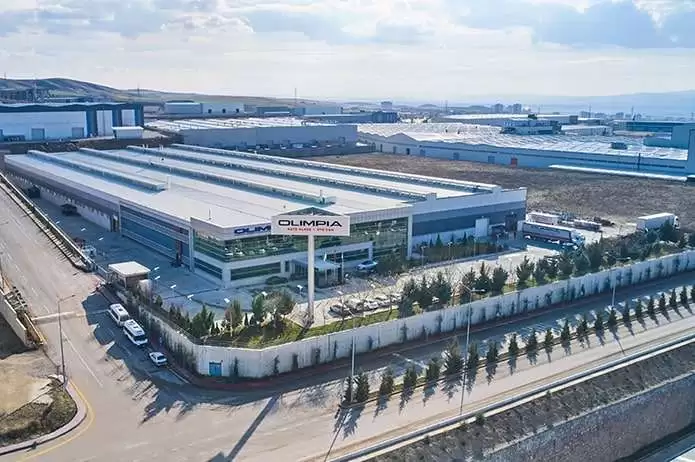 Olimpia Oto Cam web sitesi projesini anlatan liste görseli, Olimpia'nın fabrikasına ait dıştan ve drone ile çekilmiş görüntüsü bulunmaktadır.