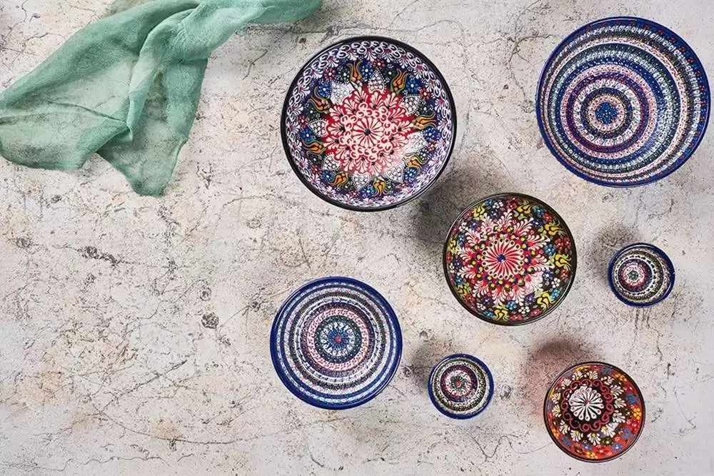 Kafthan kurum kimliği çalışması projesini anlatan liste görseli, fotoğrafta üzerinde renkli desenler bulunan otantik seramik kaseler bulunmaktadır.