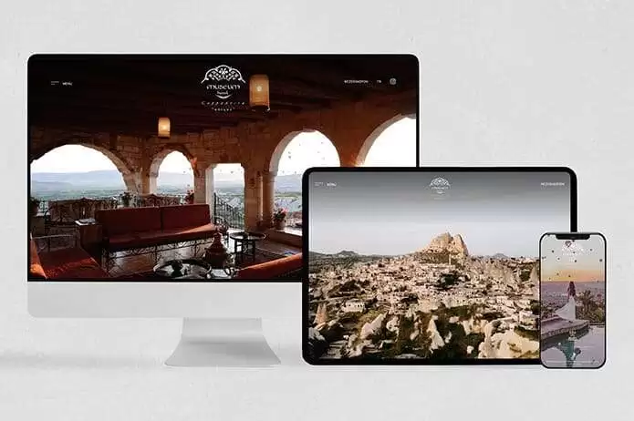 Museum Hotel web sitesi projesini anlatan liste görseli, fotoğrafta şapkası beyaz elbise giyen bir kadın, Museum Hotel havuzu önünde durup, sıcak hava balonlarını izlemektedir.