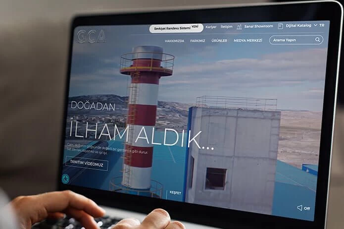 GCA Cam Ambalaj web sitesi projesini anlatan liste görseli, fotoğrafta fabrikada cam şişe üretim hattından bir görüntü bulunmaktadır.