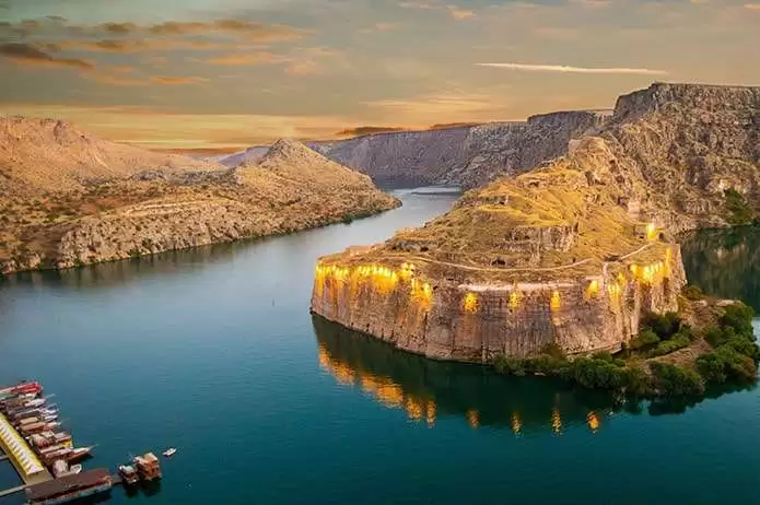 Gaziantep Büyükşehir Belediyesi web sitesi projesini anlatan proje detay görseli, fotoğrafta Gaziantep Halfeti den bir göl manzarası bulunmaktadır..